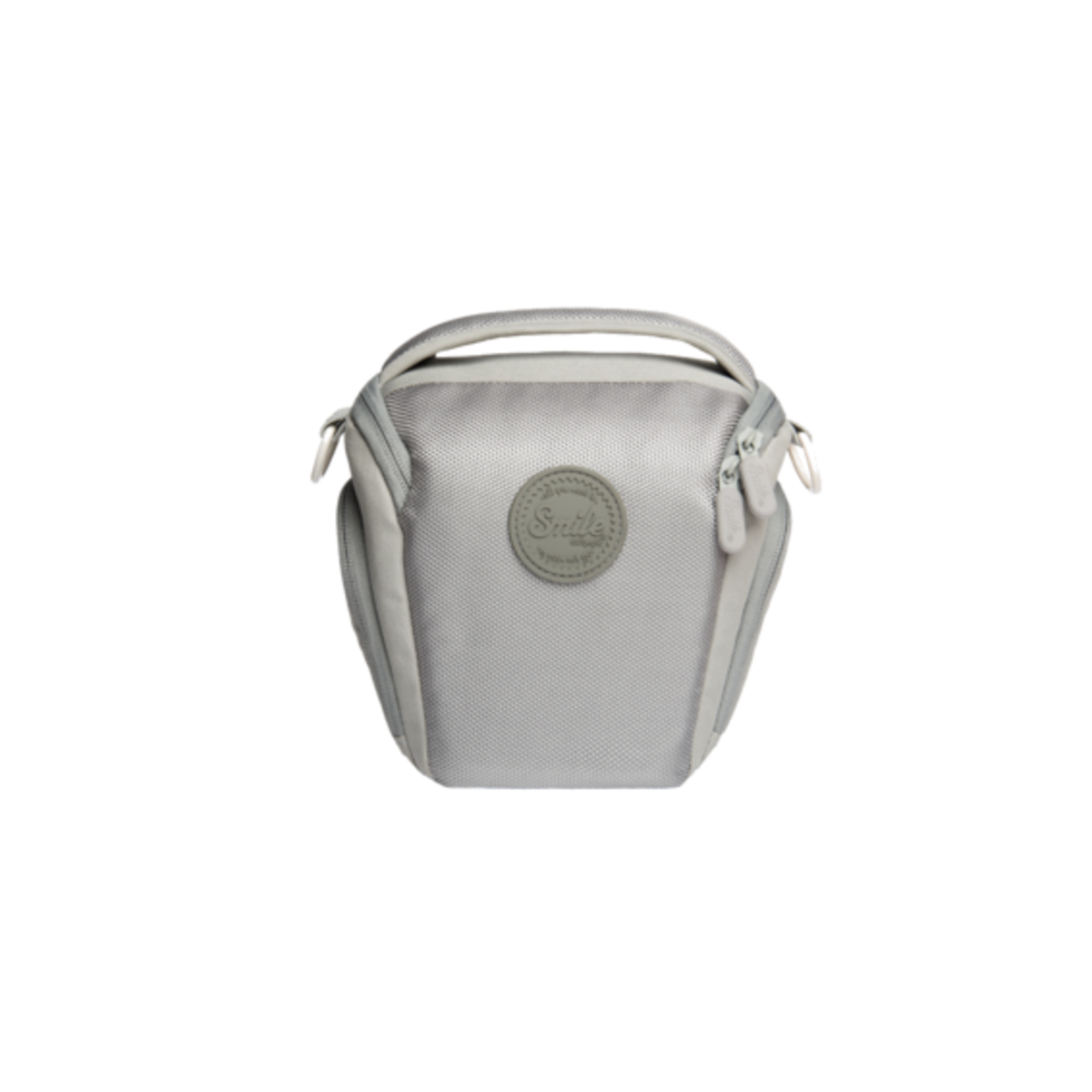 Una bolsa de cámara pequeña, gris claro, con asa y logotipo circular en el frente.
