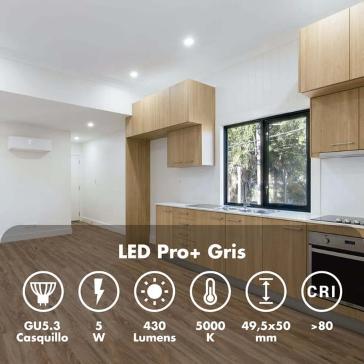 Una cocina moderna con gabinetes de madera y una ventana. Luces LED con especificaciones visibles.