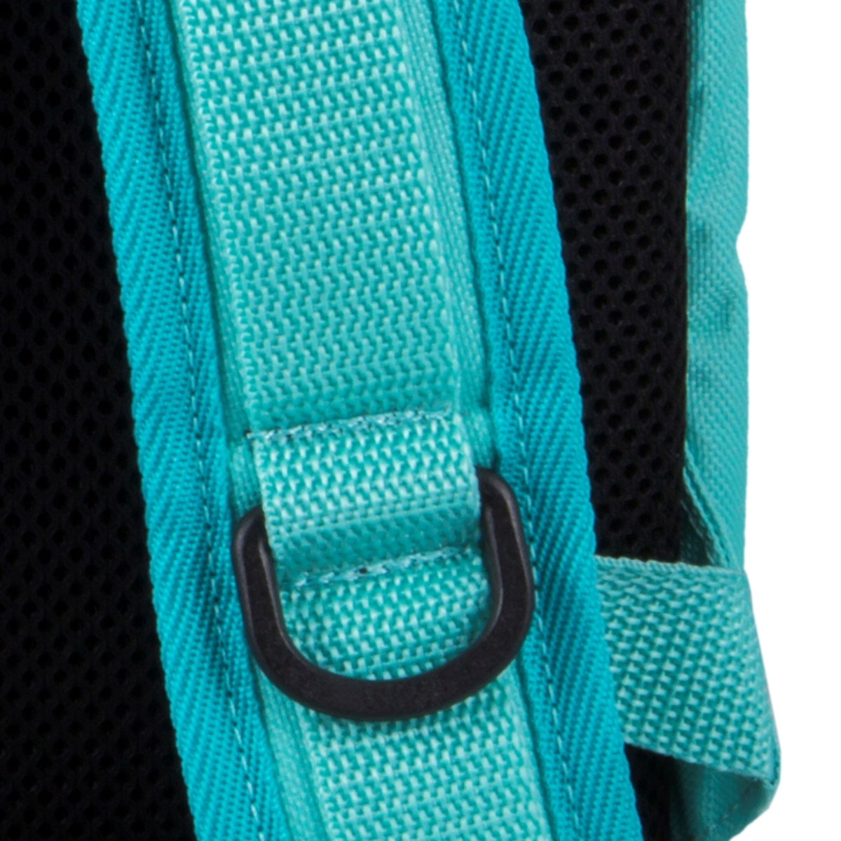 Primer plano de una correa de mochila turquesa con un anillo de metal negro y malla negra.