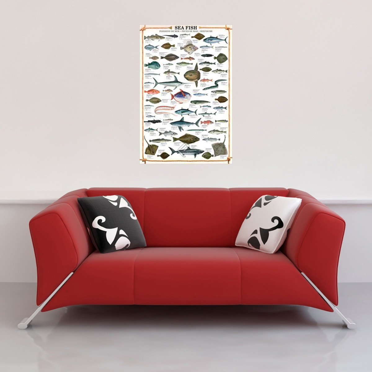 Ein Poster mit verschiedenen Meeresfischen hängt über einem roten Sofa mit zwei schwarz-weißen Kissen.