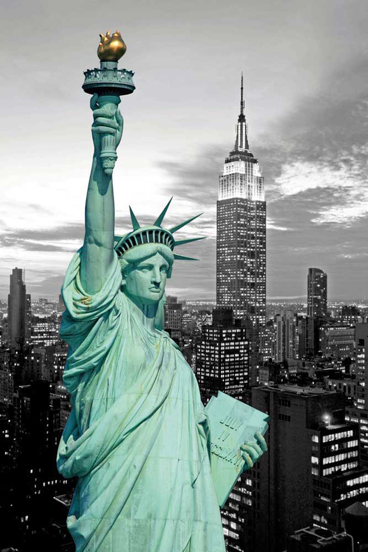 Freiheitsstatue vor dem Empire State Building und der Skyline von NYC.