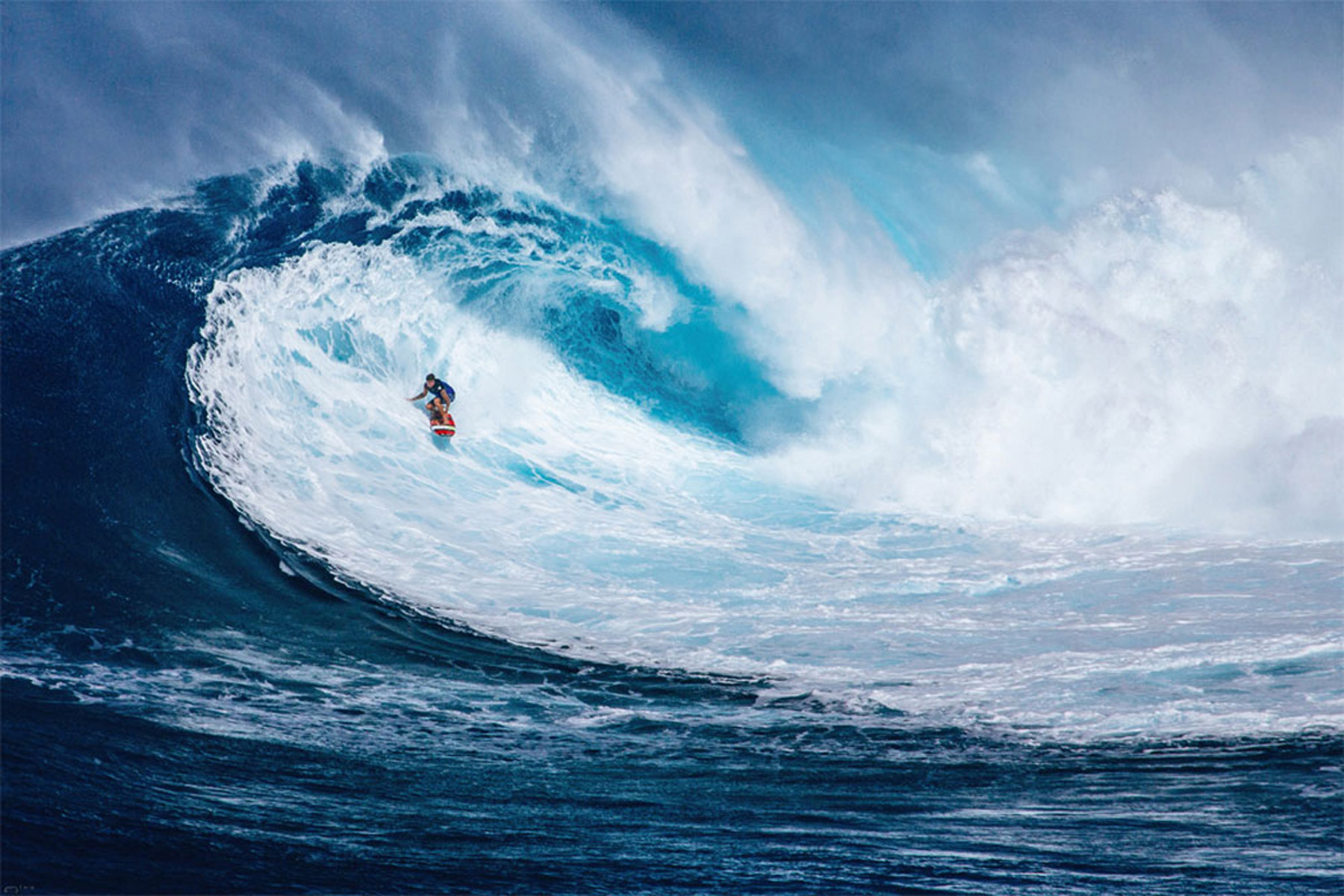 Surfer auf einer Welle. Die Welle ist blau und weiß. Der Surfer befindet sich in der Mitte der Welle.