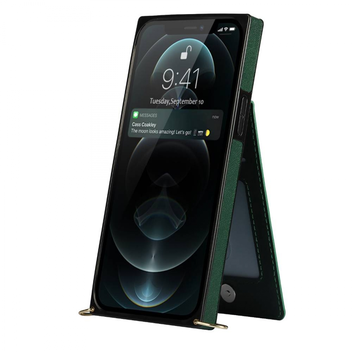 Ein schwarzes iPhone in einer grünen Lederhülle, aufgestellt. Der Bildschirm zeigt einen Sperrbildschirm.