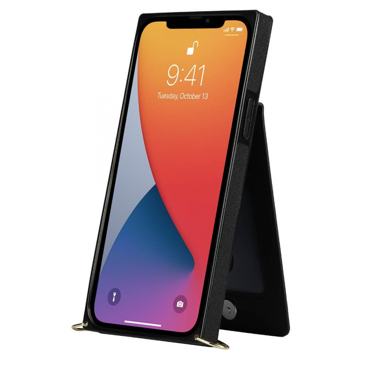 Schwarzes iPhone auf Ständer, zeigt die Uhrzeit. Schwarzer Ständer mit goldenen Akzenten. Weißer Hintergrund.