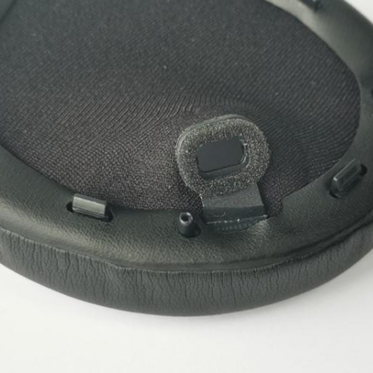 Czarna muszla słuchawkowa. Wewnątrz czarny materiał i mała część na ucho.