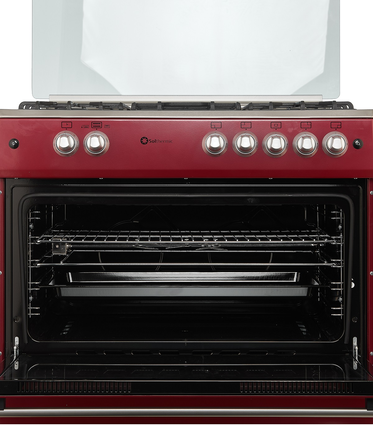 Un horno rojo con puerta abierta, tapa de cristal y rejillas, aislado en blanco.