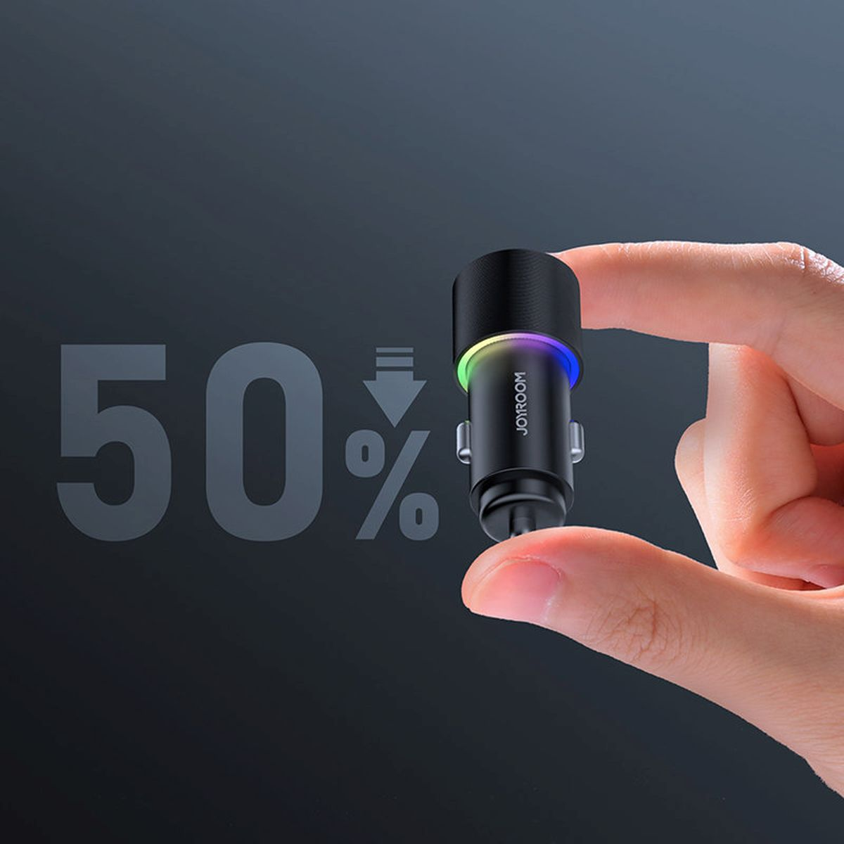 Czarna ładowarka samochodowa z kolorowym światłem. Dłoń trzyma ją z symbolem procentu w tle.