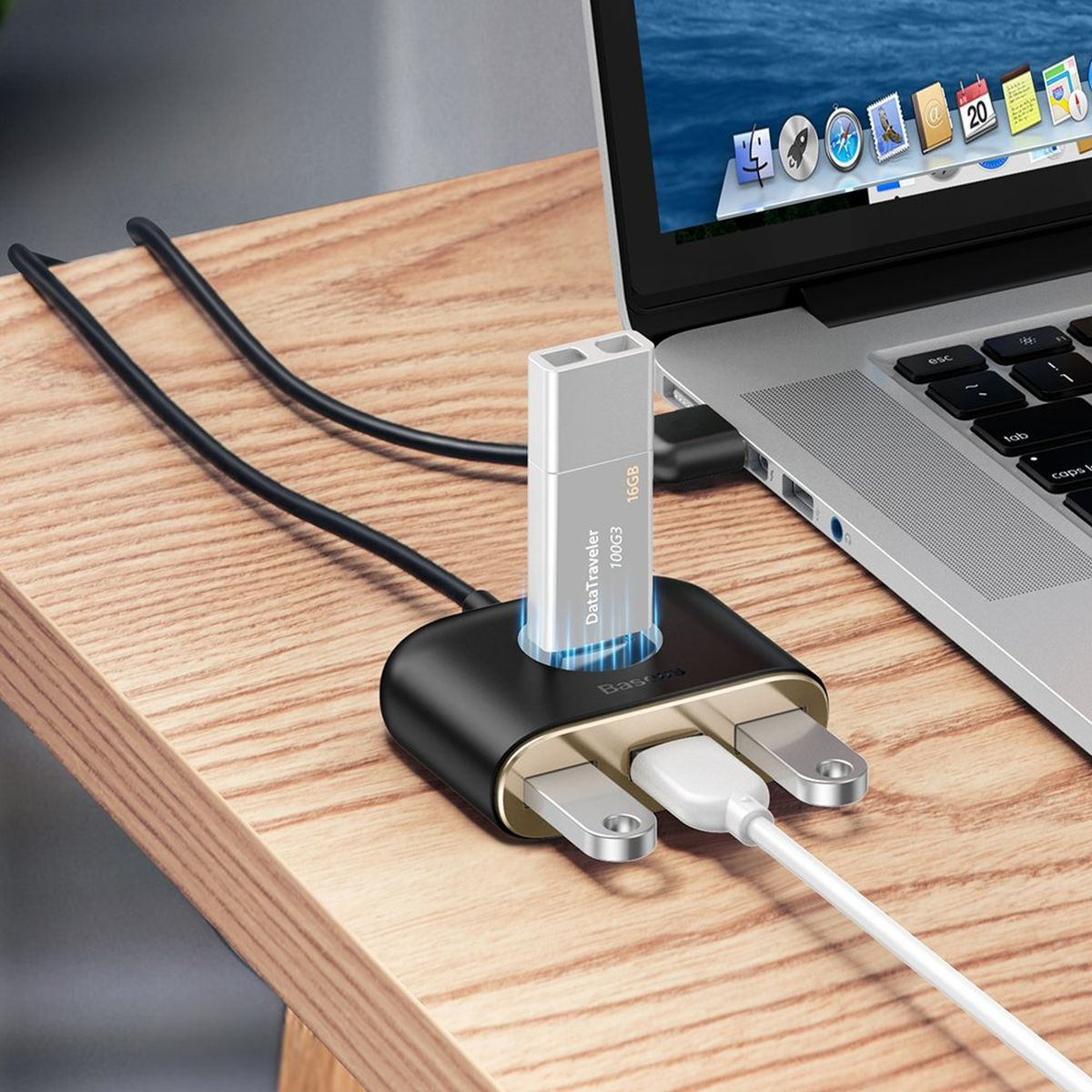 Schwarzer USB-Hub mit 16GB USB-Laufwerk und drei weiteren USB-Anschlüssen, an Laptop angeschlossen.