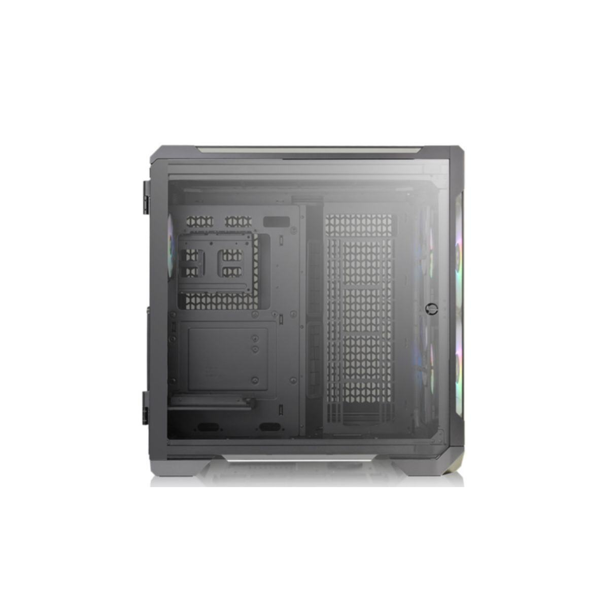 Ein Computergehäuse mit transparenter Front- und Seitenwand, das Innere zeigt. Es ist grau.