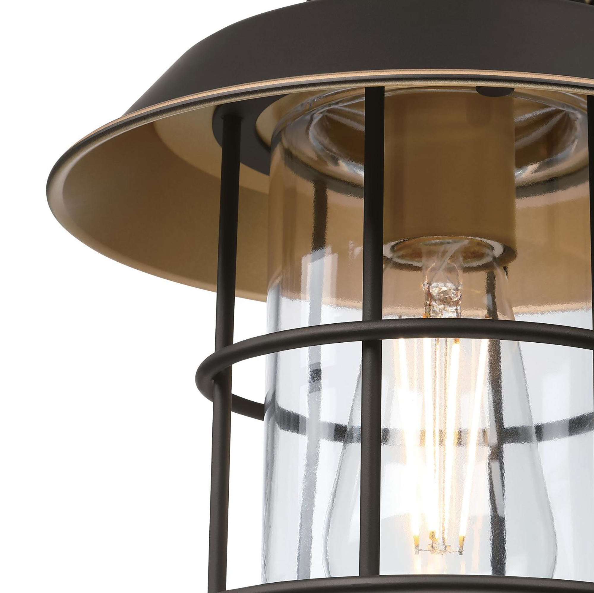 Nahaufnahme einer Lampe mit Glasschirm und schwarzem Metallrahmen.