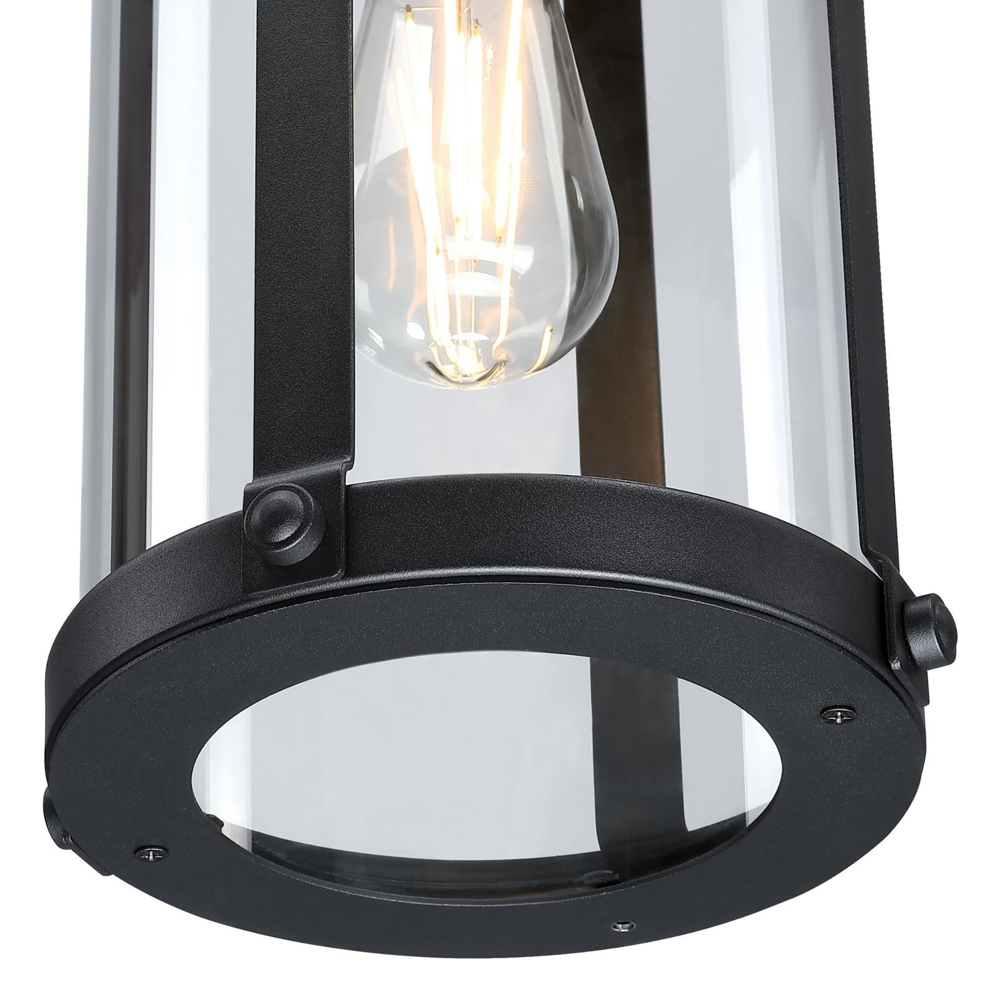 Nahaufnahme einer schwarzen Außenlampe mit Glaskylinder und Glühbirne.