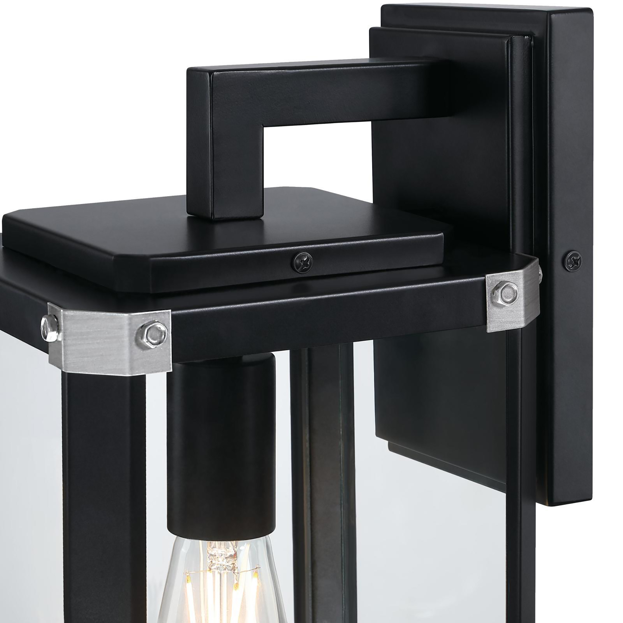 Eine schwarze Außenwandleuchte mit Glasgehäuse, Nahaufnahme.