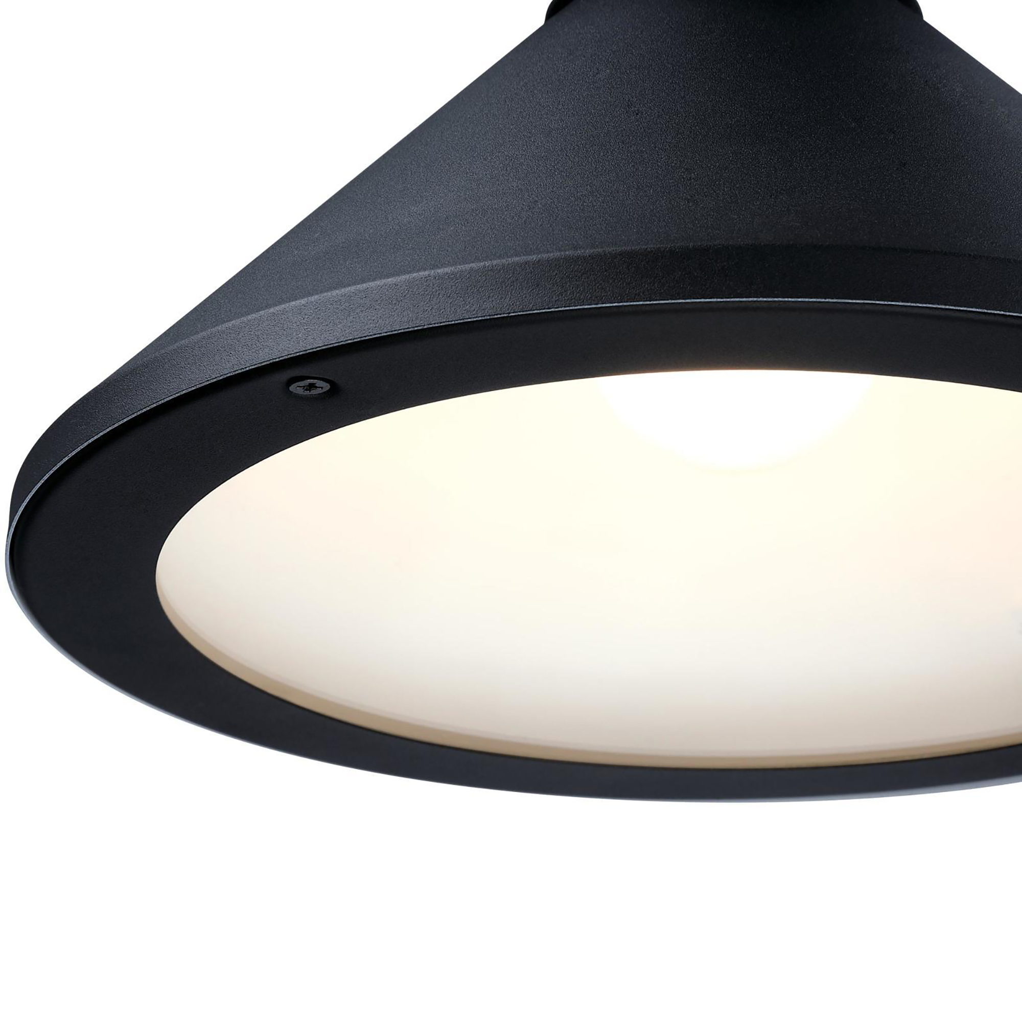 Schwarze, kegelförmige Deckenleuchte. Das Licht ist an und scheint nach unten. Weißer Hintergrund.