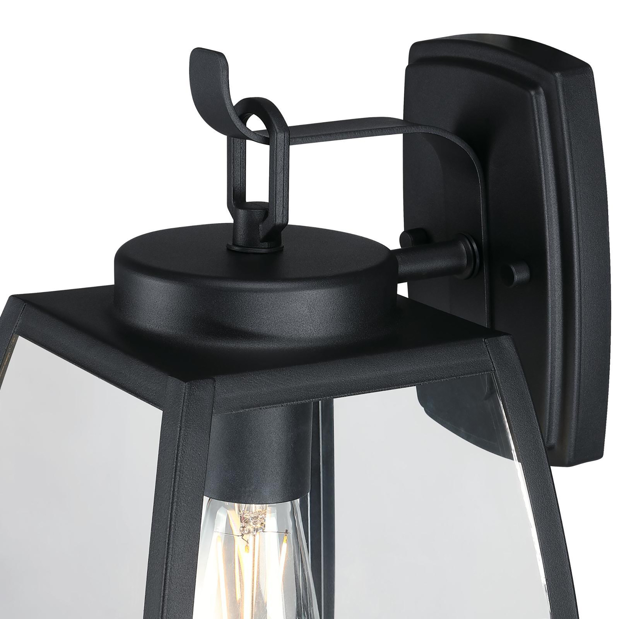 Schwarze Außenwandleuchte mit klarem Glasschirm und sichtbarer Glühbirne. Quadratisches Design.