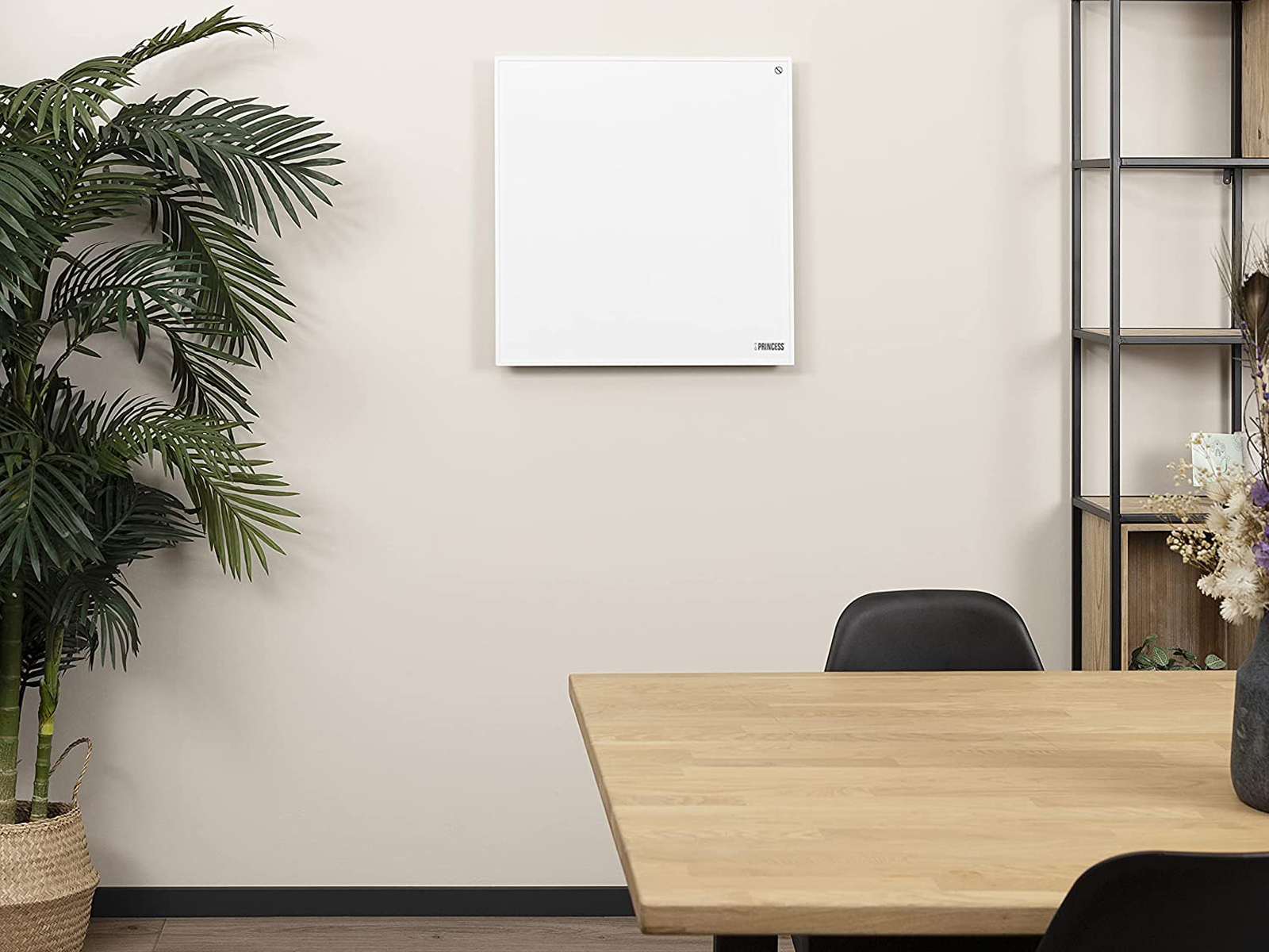Witte Princess wandverwarming, een houten tafel, zwarte stoelen en een plant in een kamer.