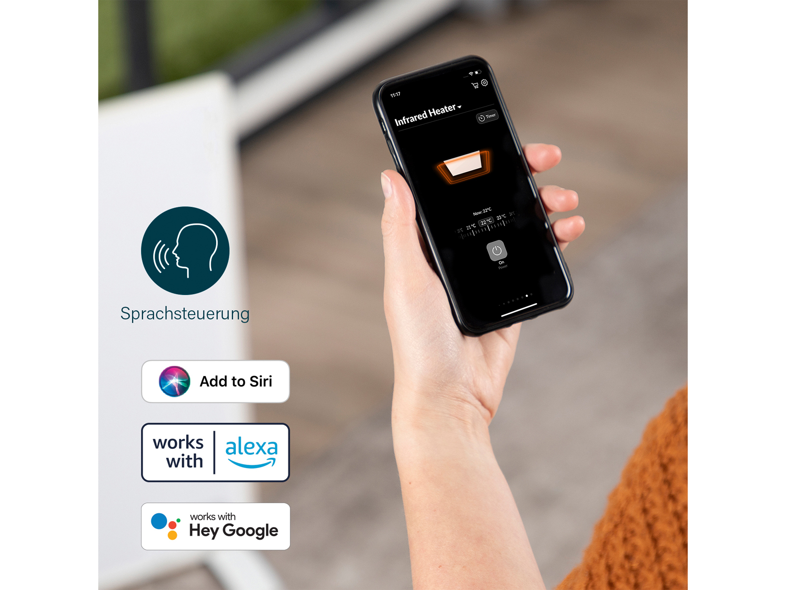 Hand die een telefoon vasthoudt met een scherm dat smart home bediening en spraakbediening iconen toont.