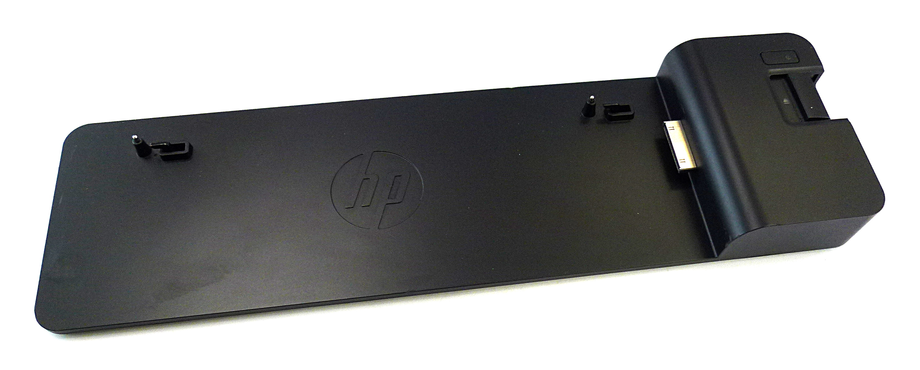 Schwarze HP-Dockingstation auf weißer Oberfläche, mit sichtbar HP-Logo.