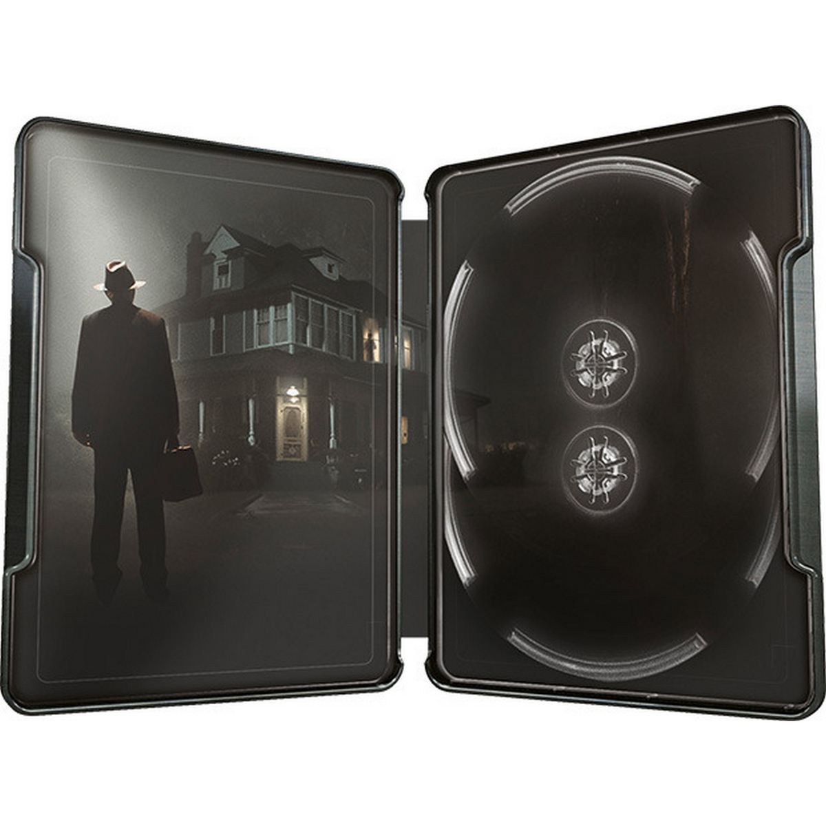 Estuche de película abierto que muestra a una persona en traje frente a una casa y el soporte del disco.