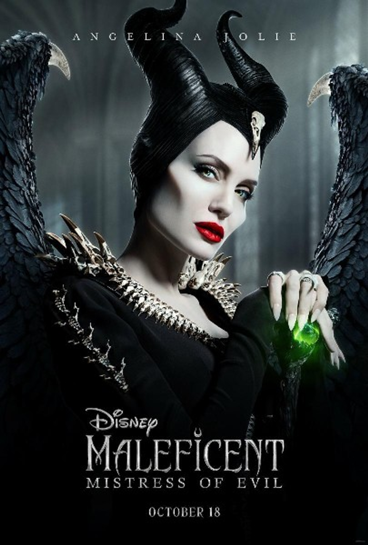 Póster de la película Maléfica. Angelina Jolie como Maléfica con cuernos y alas.