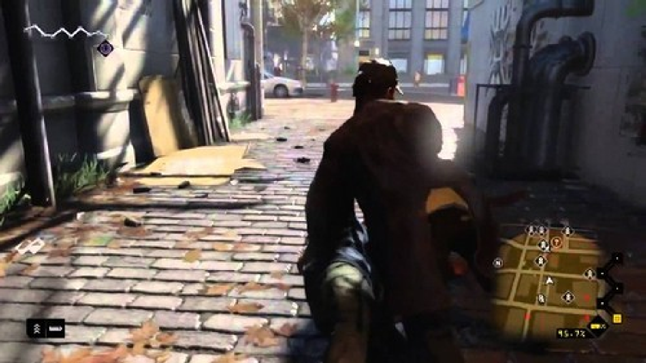 Mężczyzna biegnący ulicą w grze wideo. Widoczny interfejs gry.