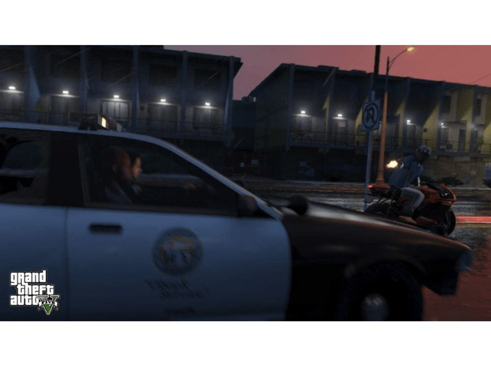 Scena z Grand Theft Auto V z radiowozem i motocyklem na ulicy.