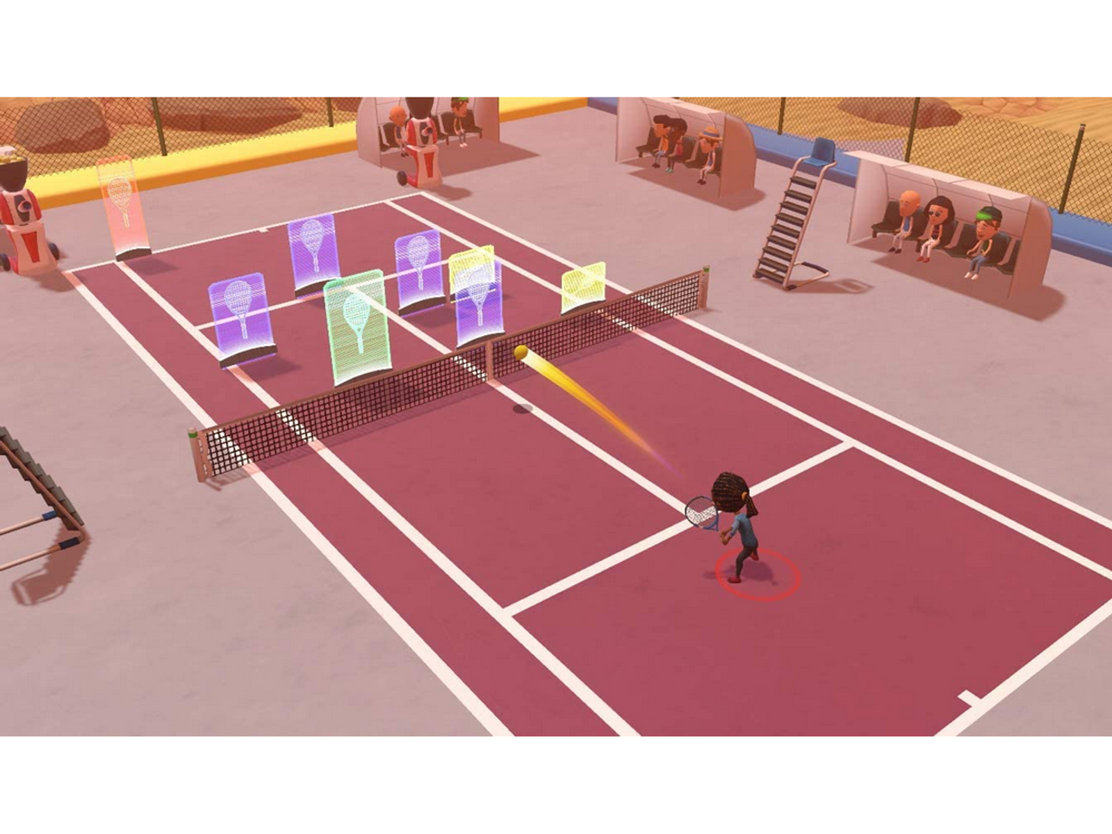 Scena z gry w tenisa z zawodnikiem odbijającym piłkę. W tle siatka i widzowie.