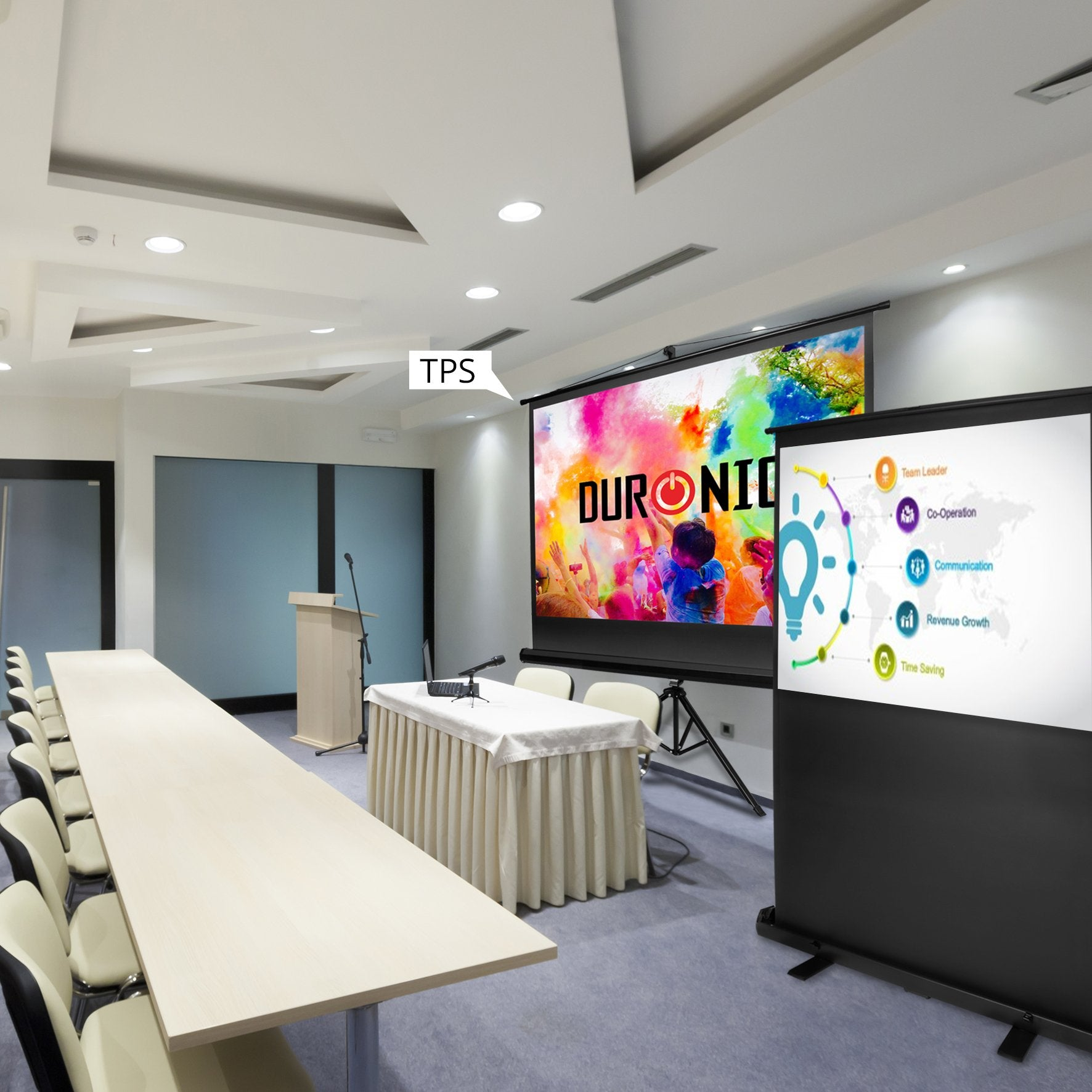 Sala de conferencias con pantalla mostrando gráficos coloridos, un podio y mesas largas.