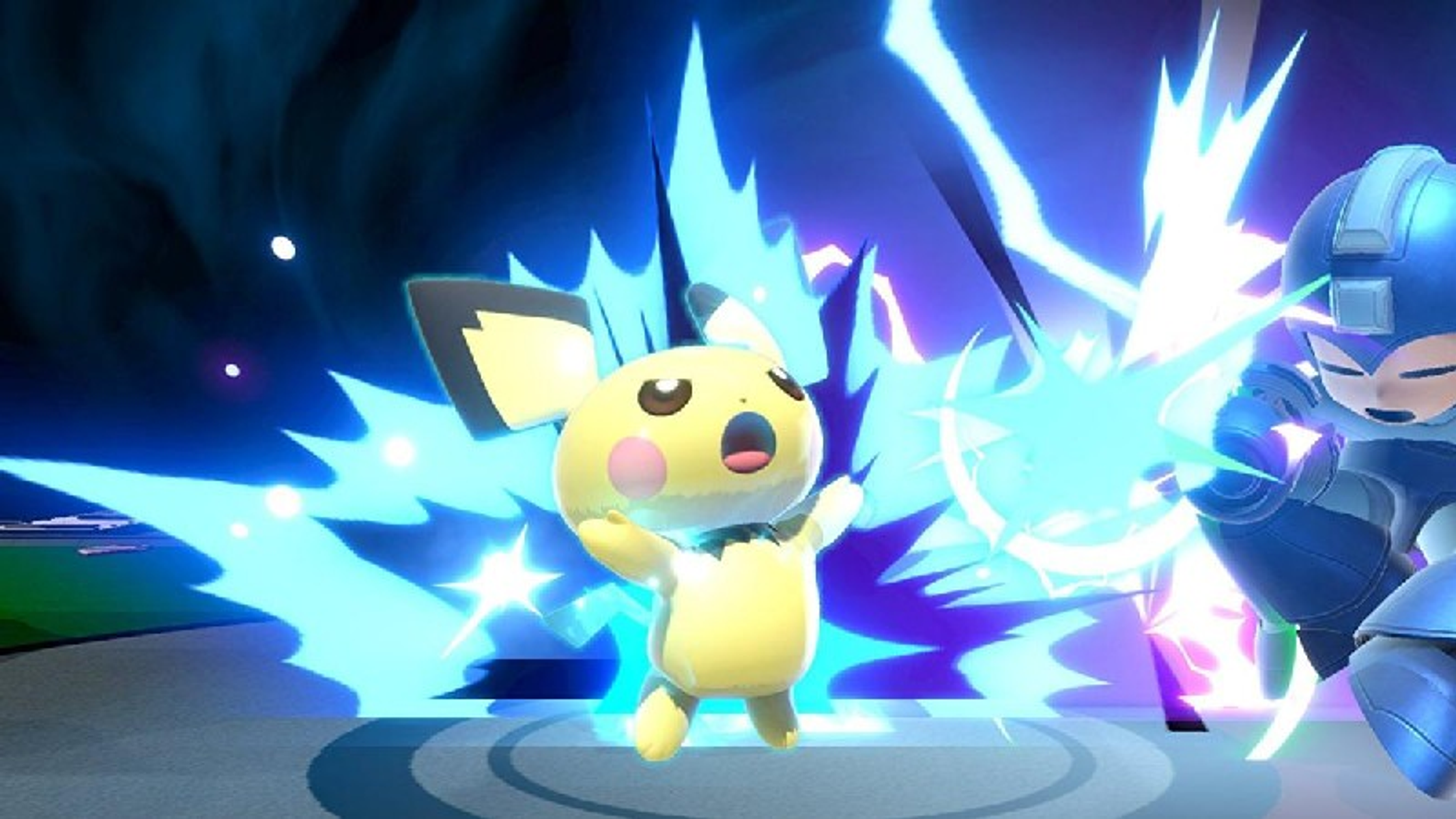 Postać Pichu z niebieskim wybuchem energii, Mega Man po prawej stronie. Scena z gry.