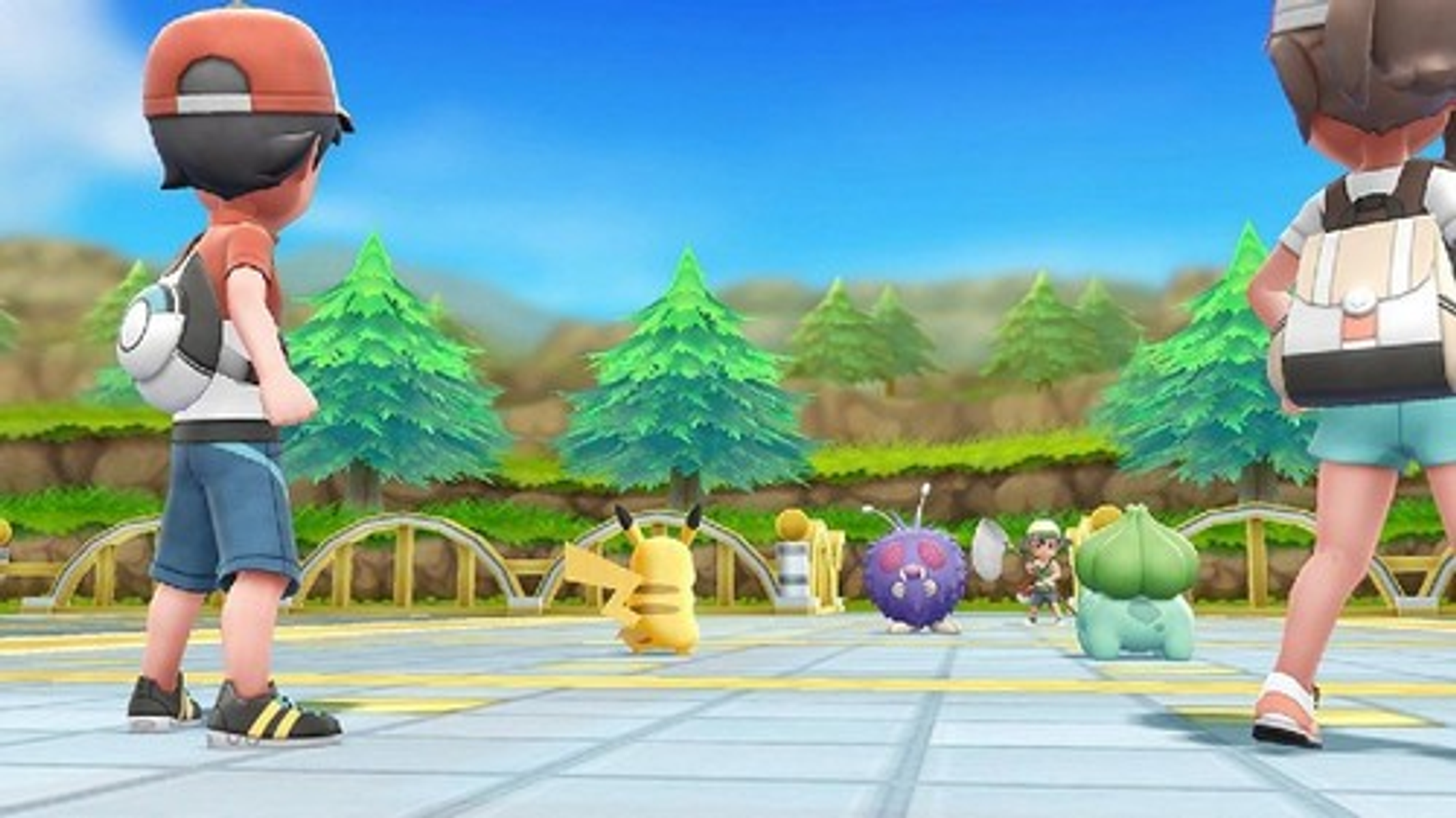 Due bambini con Pikachu e altri Pokémon in un parco.
