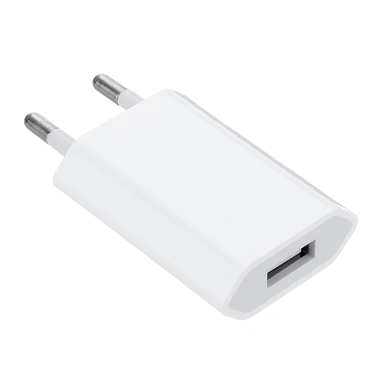 Ein weißes Telefonladegerät mit zwei Metallstiften und einem USB-Anschluss.