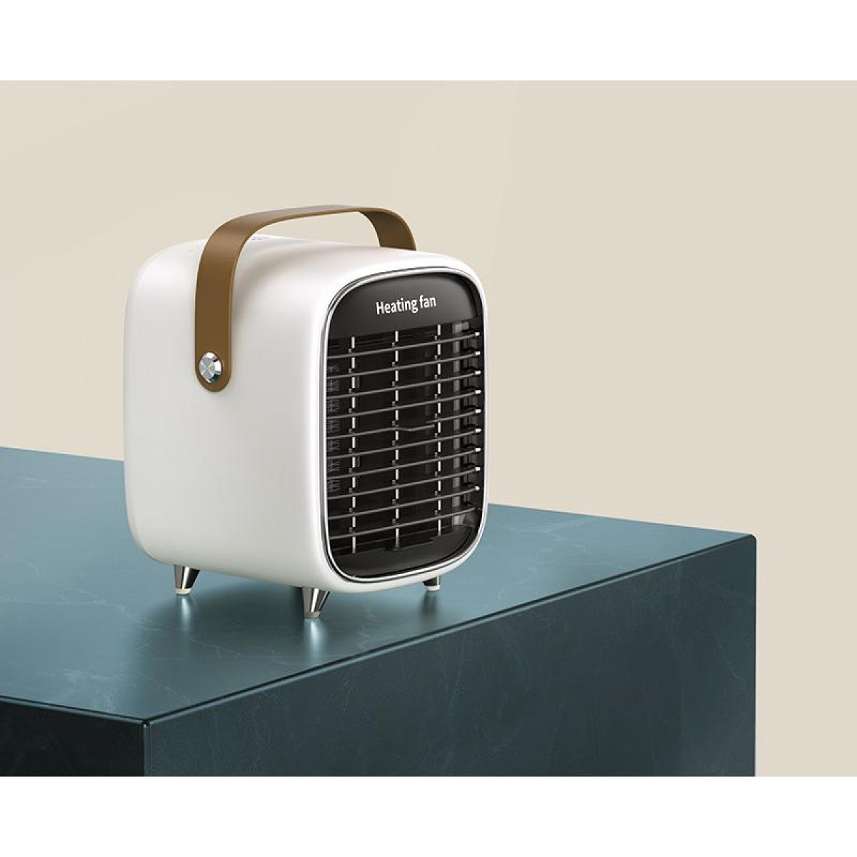 Mały biały wentylator grzewczy na niebieskiej powierzchni. Brązowy uchwyt i czarny panel przedni.