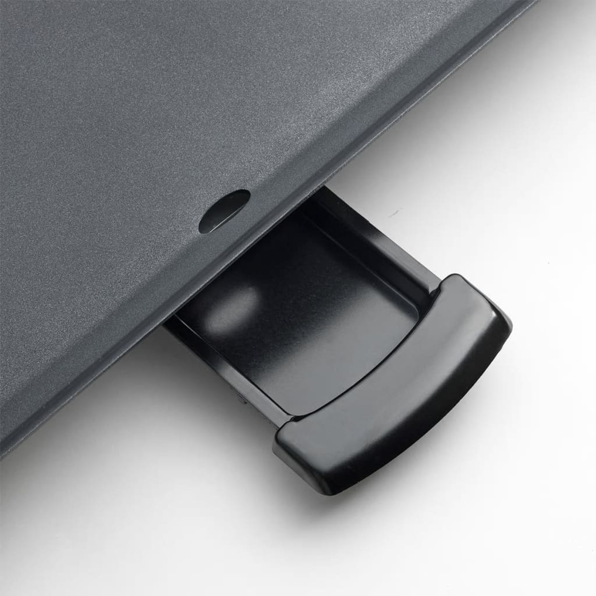 Cassetto nero, aperto, da una superficie grigia. Il cassetto ha una maniglia curva.