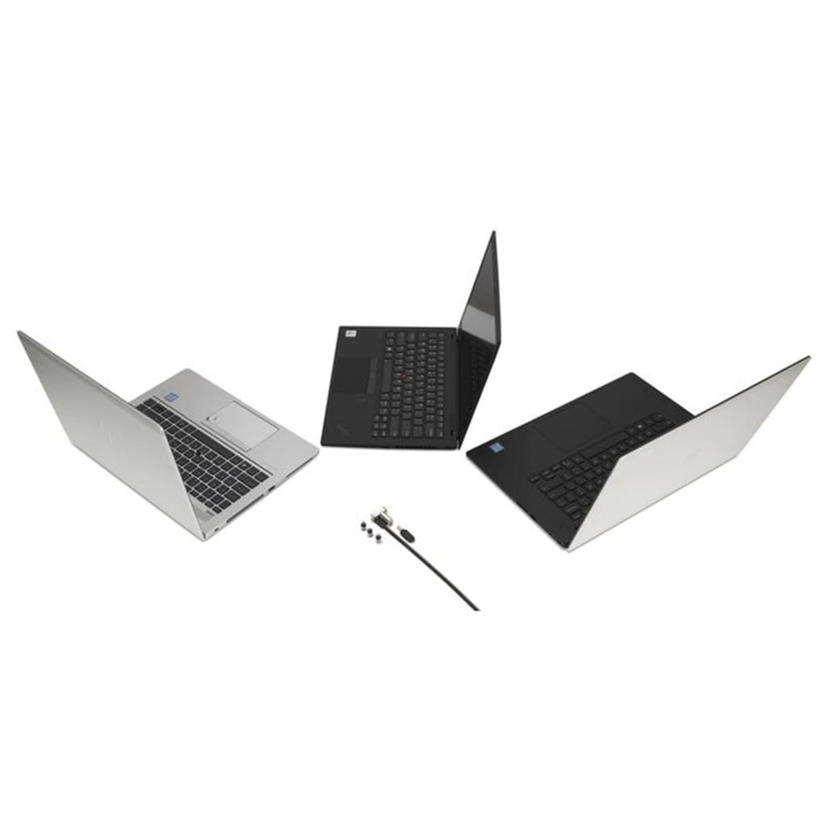 Drei Laptops, einer silberfarben, einer schwarz, einer schwarz mit Tastatur und eine kleine Komponente liegen auf weißem Untergrund.