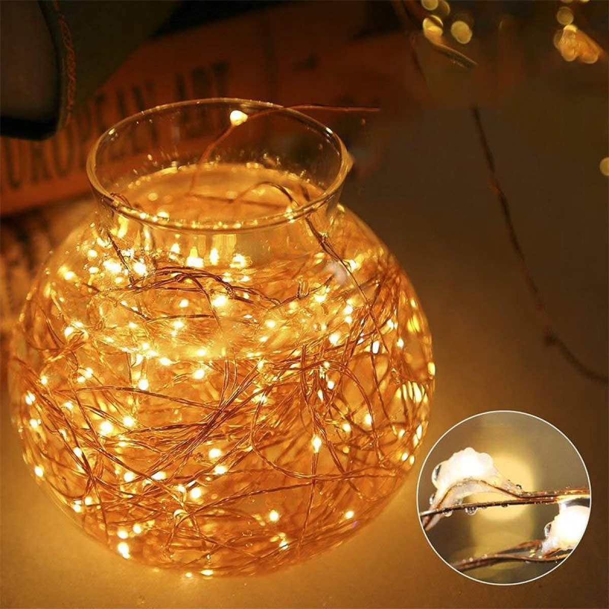 Szklany słoik z lampkami w środku i powiększone zbliżenie na światła.