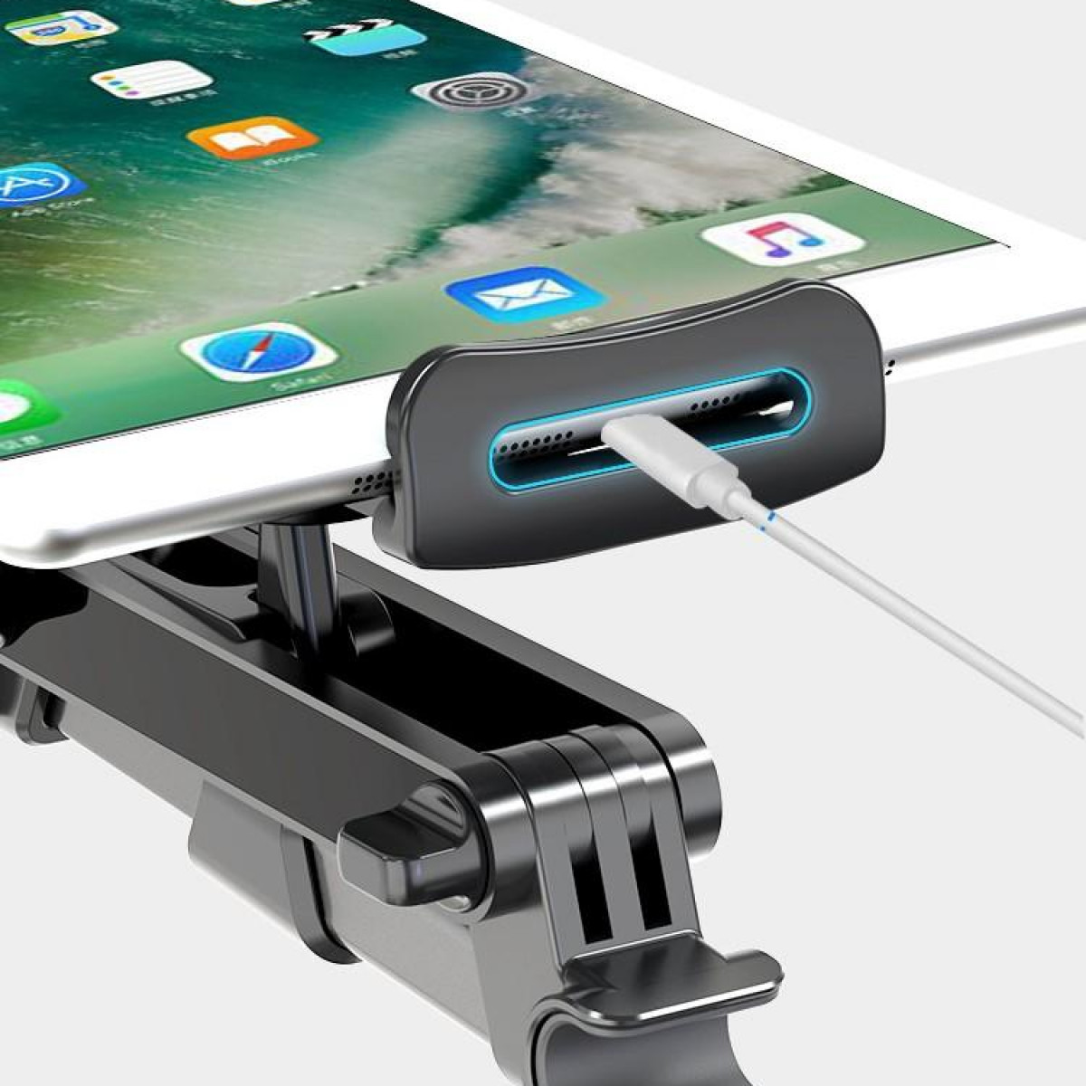 Tablet jest przymocowany do czarnego stojaka z podłączonym kablem ładującym.