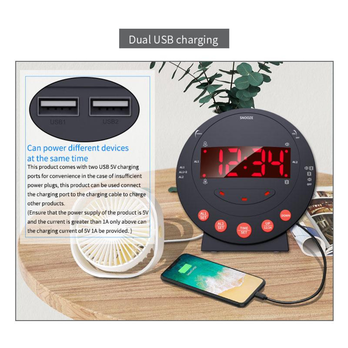 Czarny budzik z czerwonymi cyframi. Dwa porty USB i ładujący się telefon znajdują się pod zegarem.