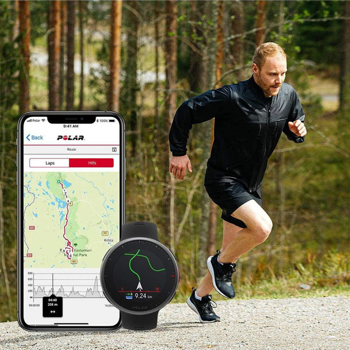 Ein Mann rennt mit einer Smartwatch und einem Telefon mit einer Karte. Bäume im Hintergrund.
