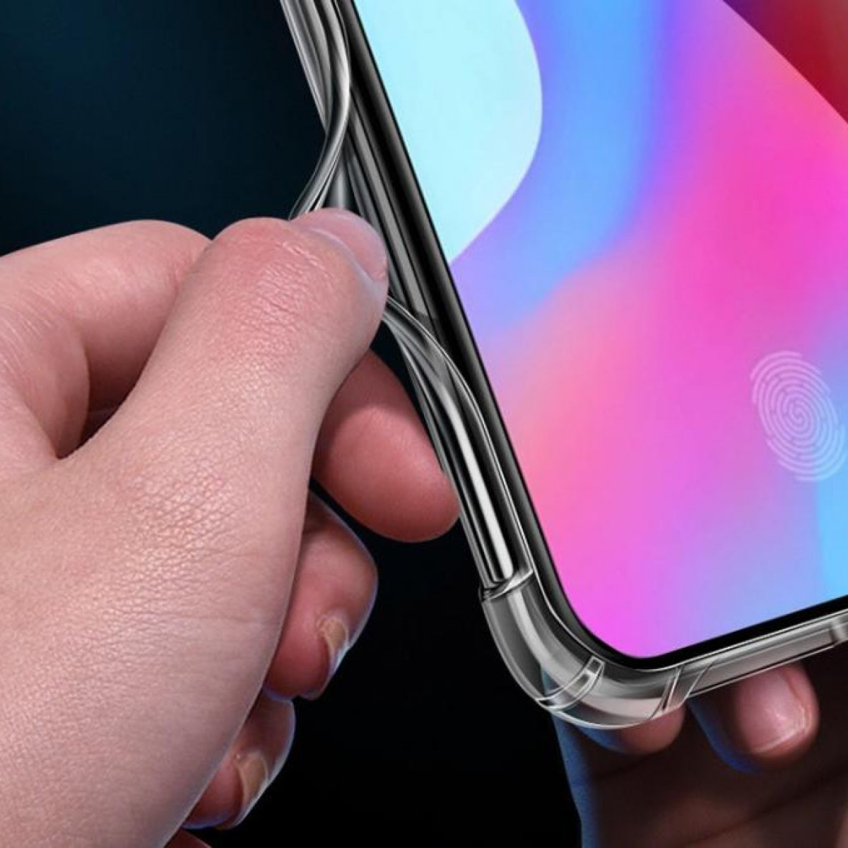 Hand hält ein Telefon mit einer transparenten Hülle. Das Telefon hat einen Fingerabdruck.