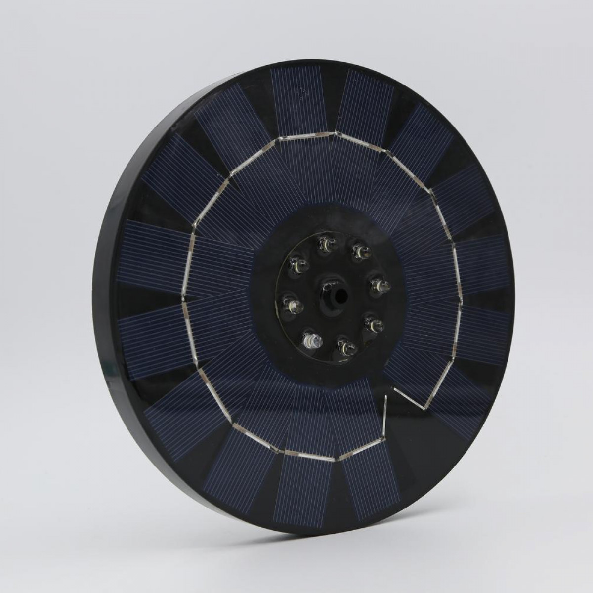 Een donker rond zonnepaneel. Het heeft een donker centrum en veel kleine zonnepanelen eromheen.