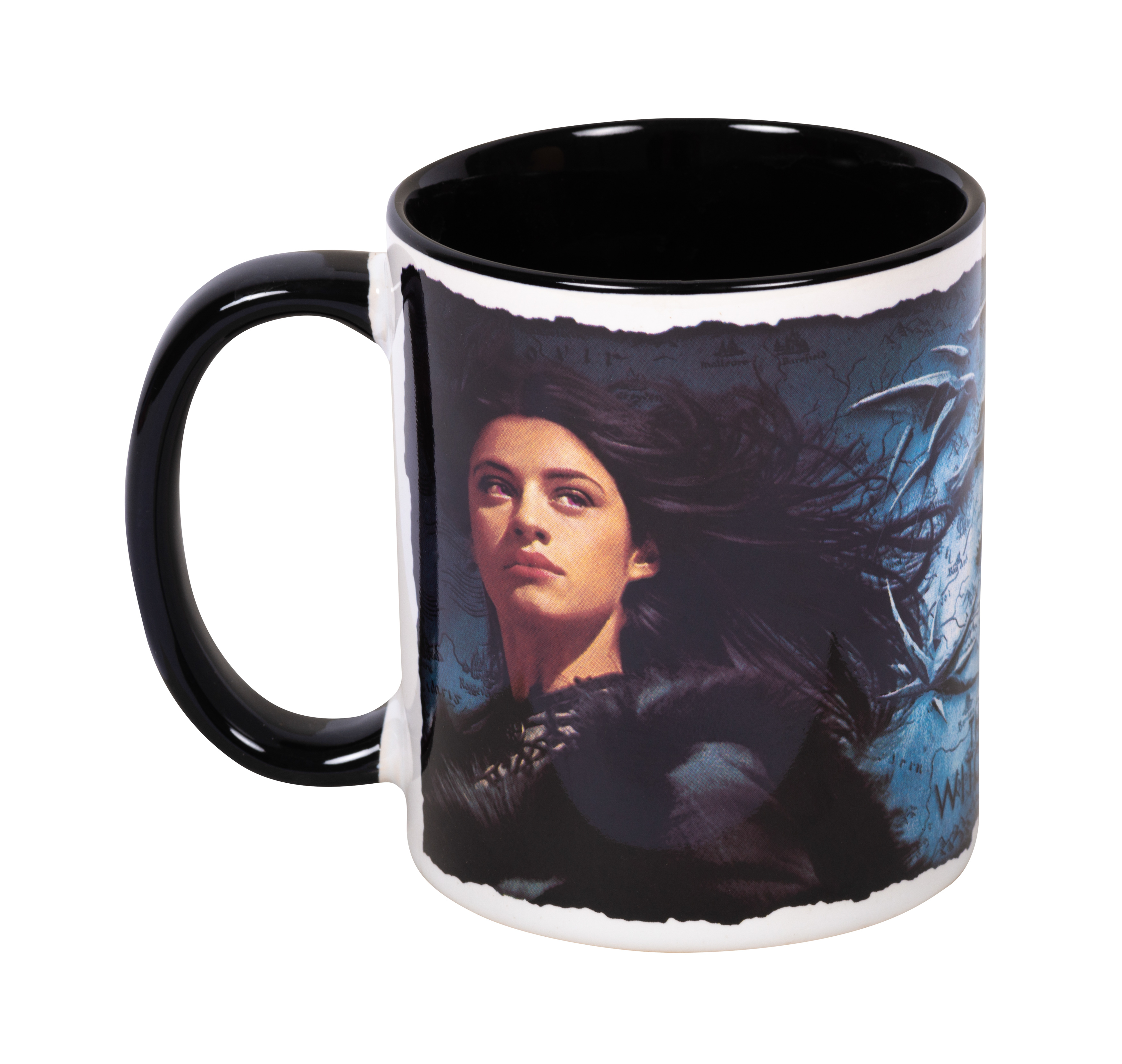 Tasse mit Yennefers Bild aus The Witcher darauf. Der Henkel ist schwarz. Der Hintergrund ist weiß.