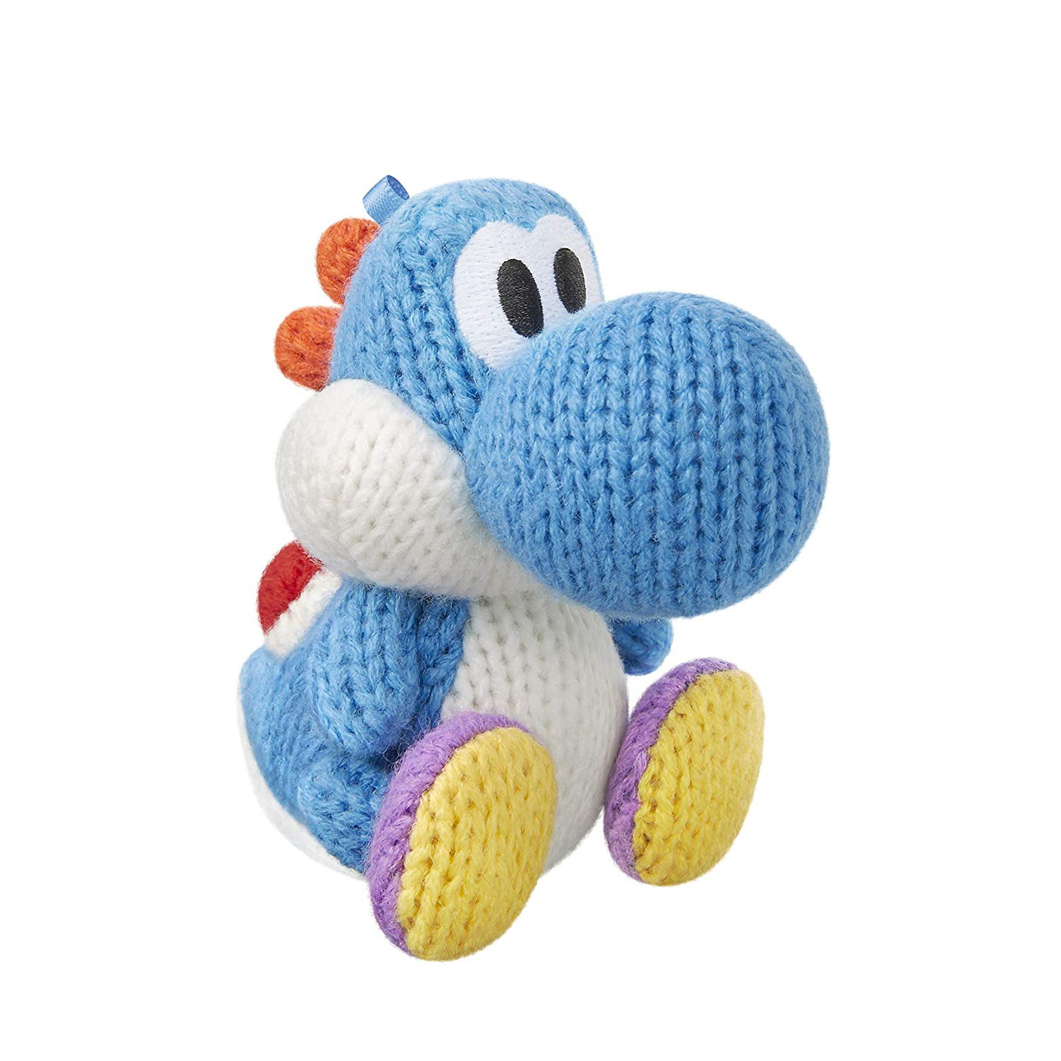 Ein blaues, gestricktes Yoshi-Spielzeug mit roten und orangen Akzenten auf weißem Hintergrund. Das Spielzeug lächelt.