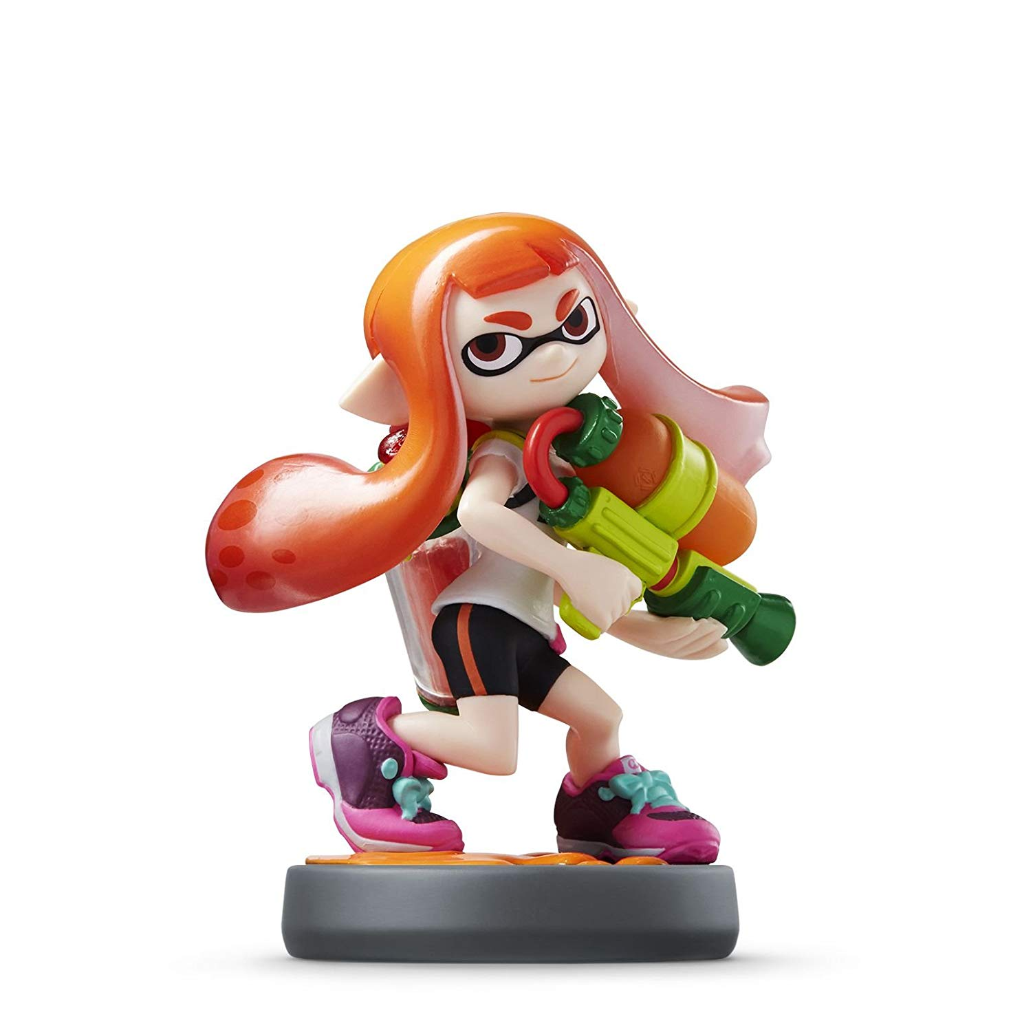 Splatoon-Charakterfigur, orangefarbenes Haar, hält eine grüne Wasserpistole, auf grauer Basis.