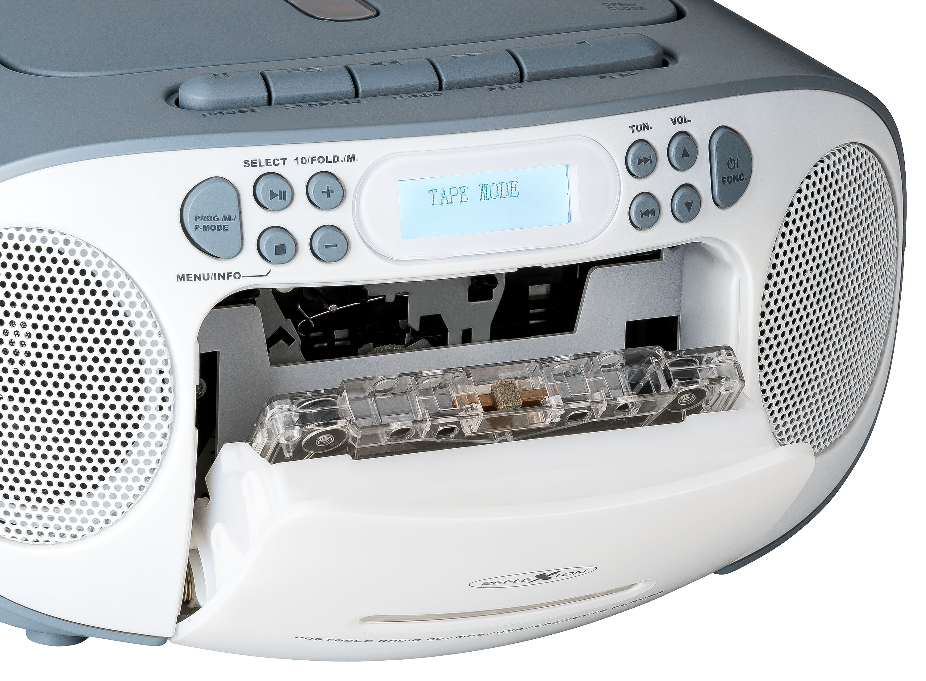Boombox grigio e bianco con sportello cassetta aperto, cassetta dentro e display 'TAPE MODE'.