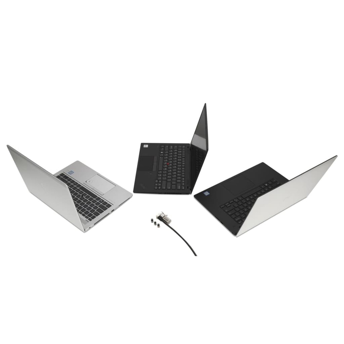 Drei Laptops und ein Kabel auf weißem Untergrund, schräge Ansicht.