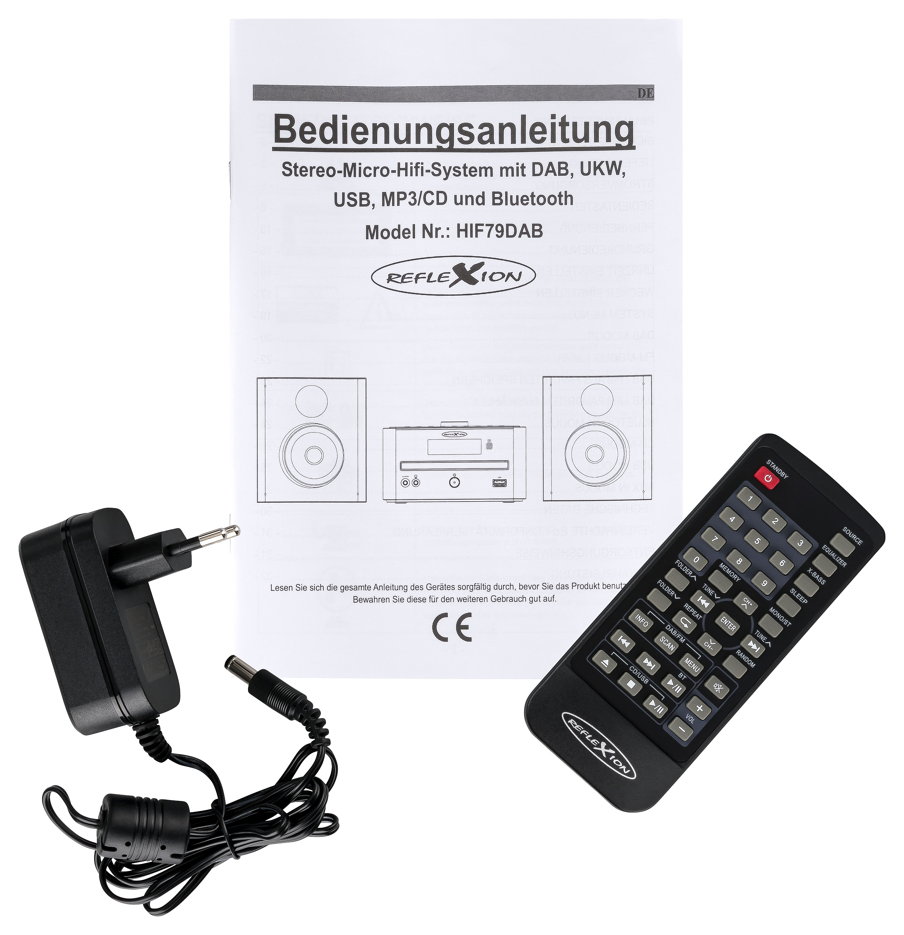 Ein Produktfoto von einer Stereoanlage, einem Netzteil und einer Fernbedienung auf einer weißen Oberfläche.