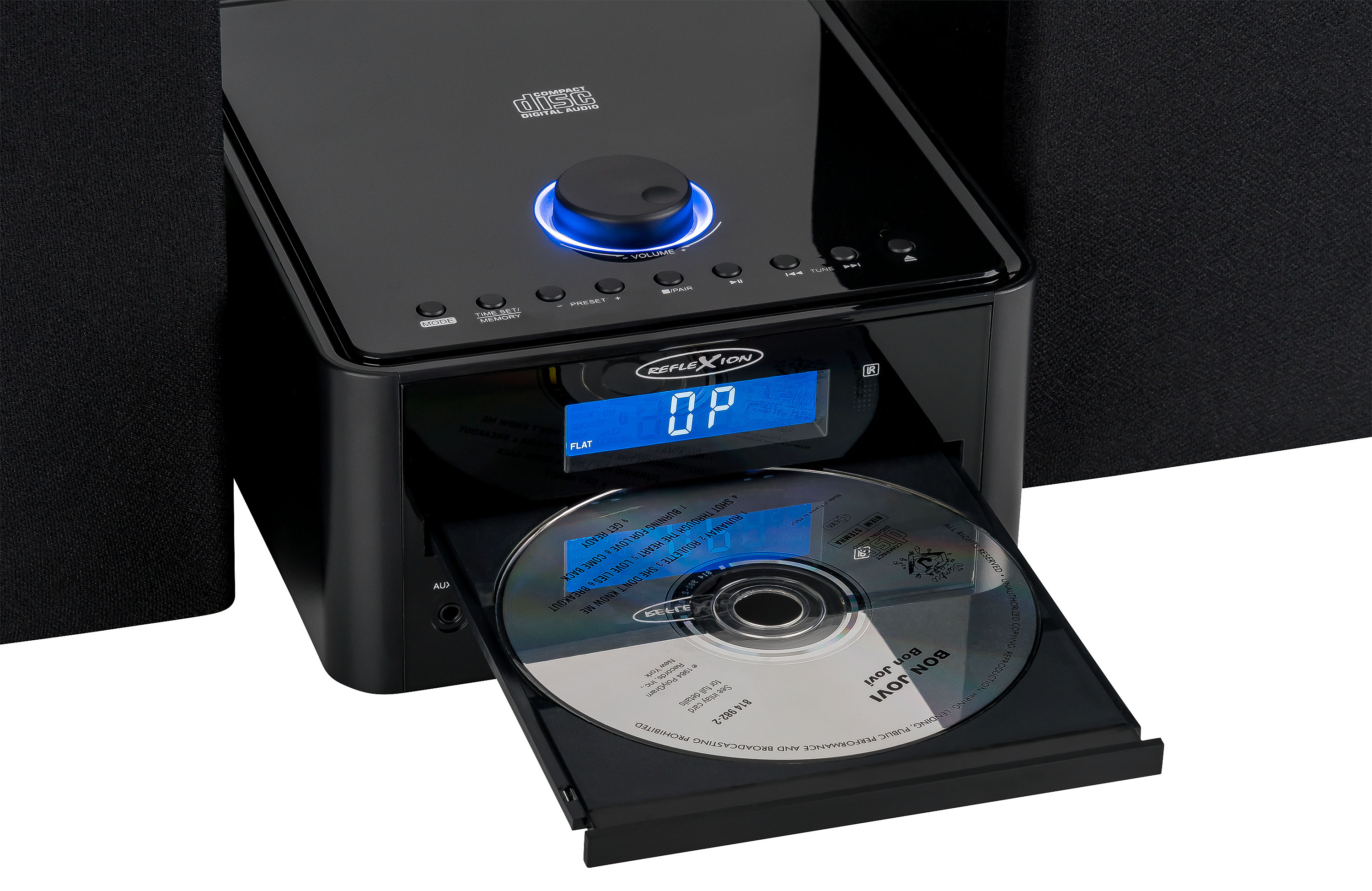 Schwarze Stereoanlage mit CD im Fach. Die Anzeige zeigt "OP".