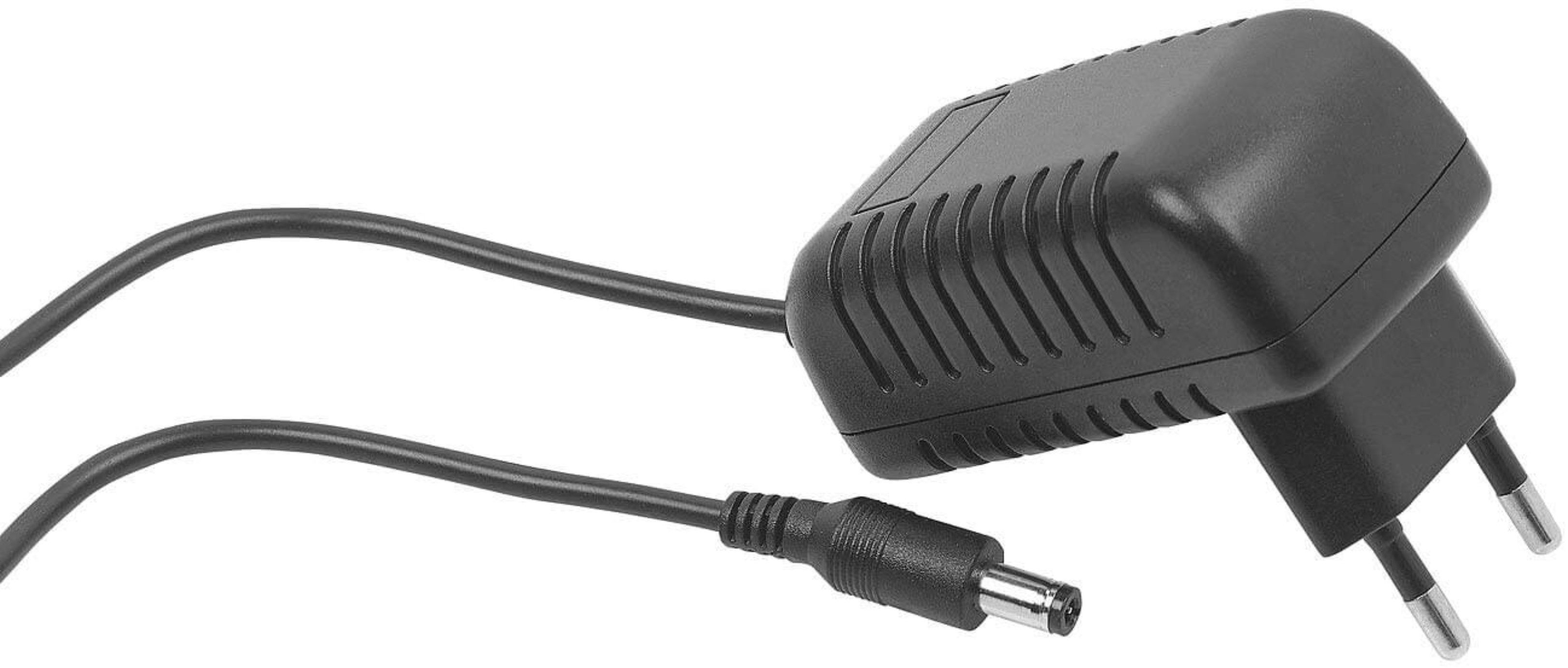 Ein schwarzes Netzteil mit schwarzem Kabel und Stecker. Der Stecker hat zwei Metallstifte.