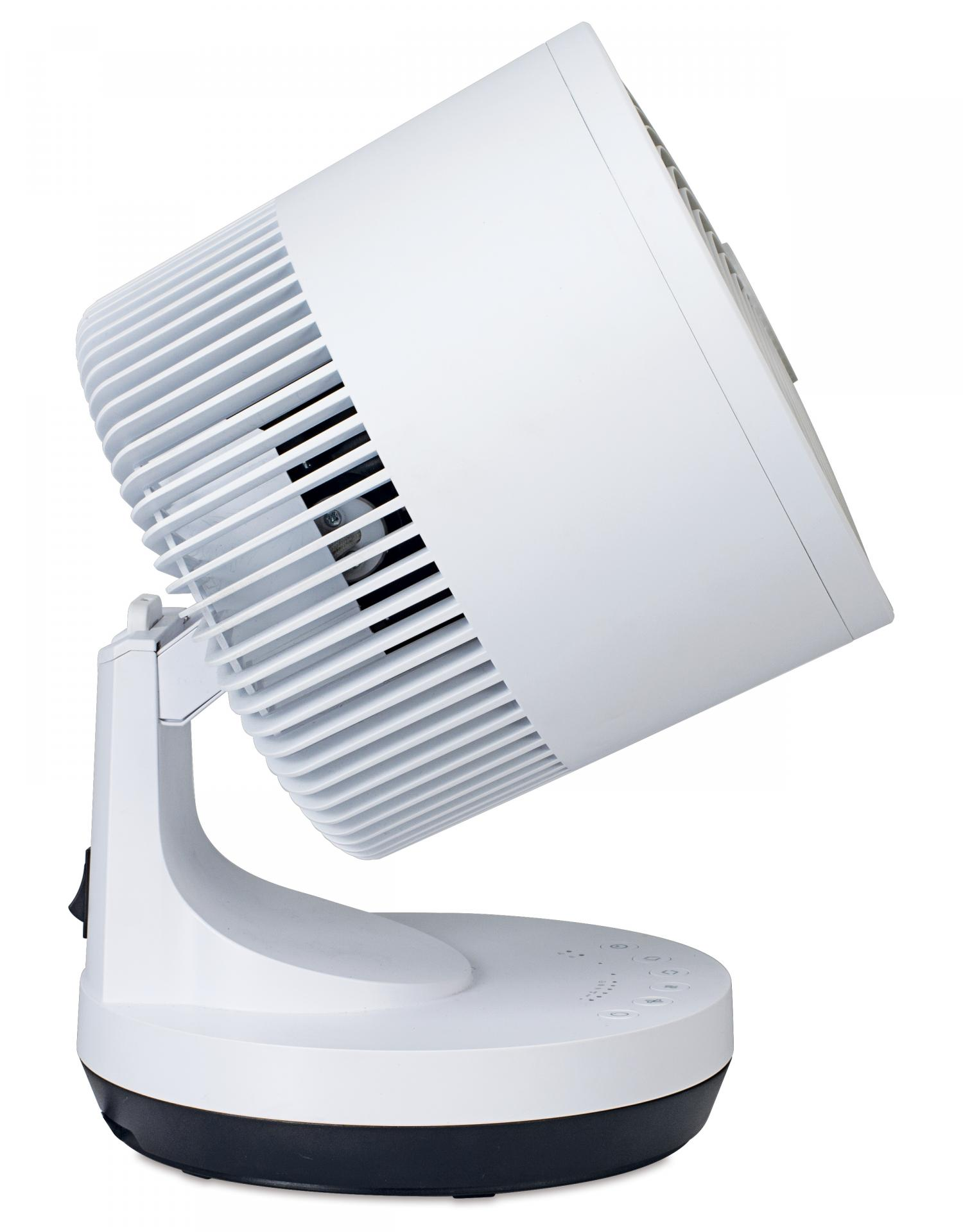 Weißer Ventilator zur Seite geneigt. Der Sockel ist schwarz, Bedienelemente auf dem Sockel.