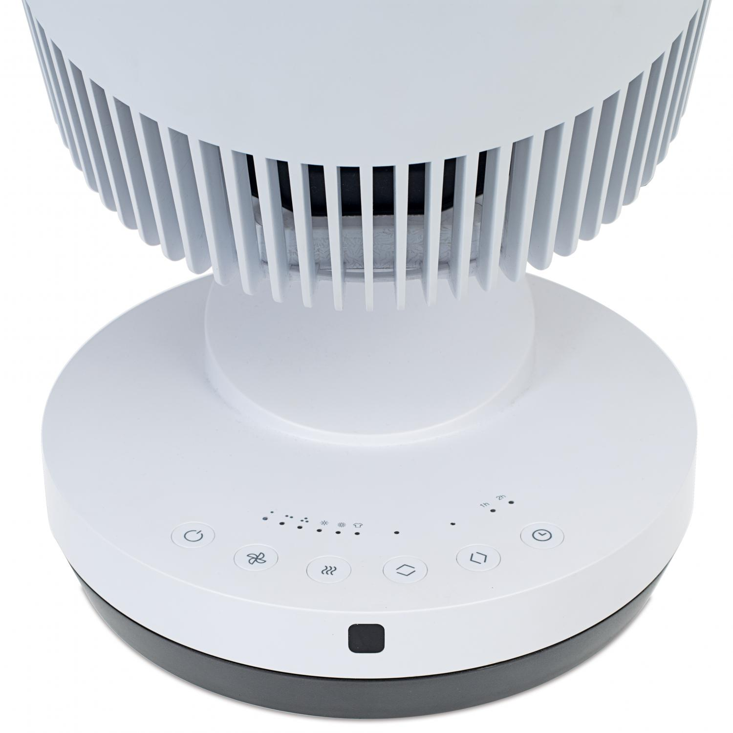 Weißer Ventilator mit rundem Fuß, Bedienfeld mit Knöpfen und Mesh-Front, isoliert auf weißem Hintergrund.