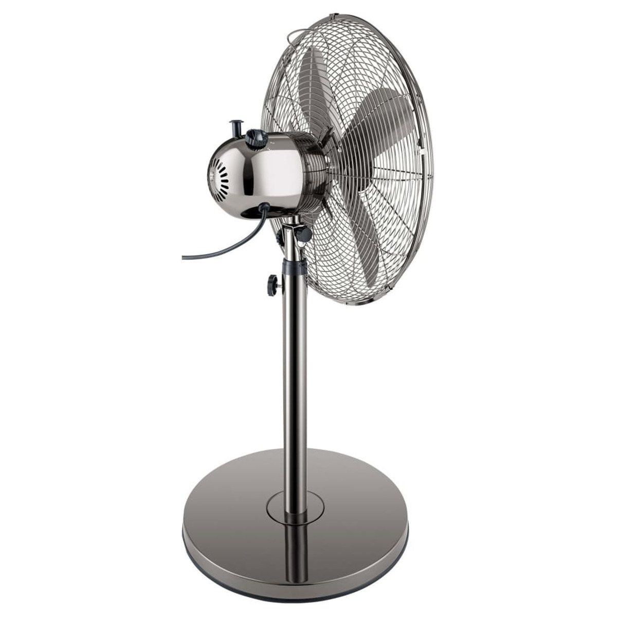 Ventilador de pie cromado con base circular, inclinado a la izquierda.